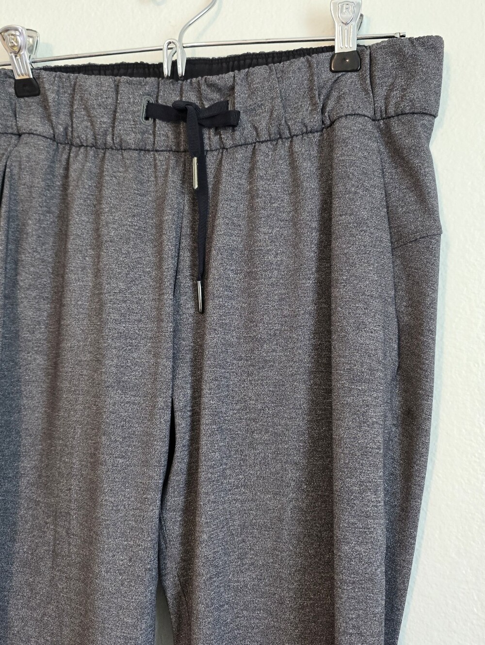 ♡ Lululemon On The Fly Grey Pants Luxtreme Sz 4 EUC - Picture 2 of 6
